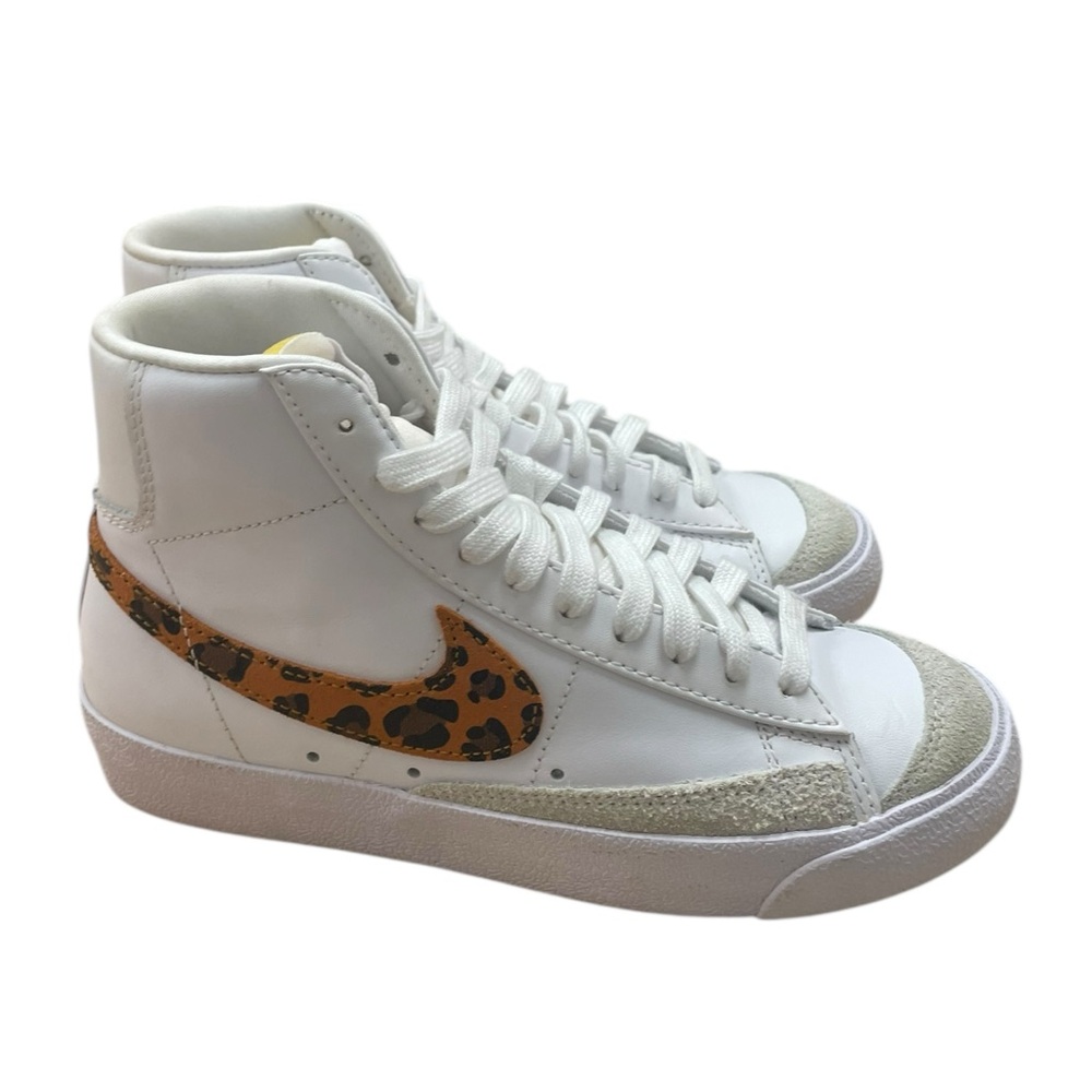 NIKE BLAZER MID '77 SE | Women’s size 6.5 | DA8736 101
